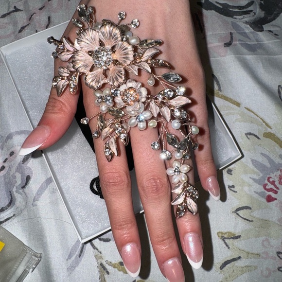 Cubic Zirconia crystal hair clip. - Picture 4 of 4